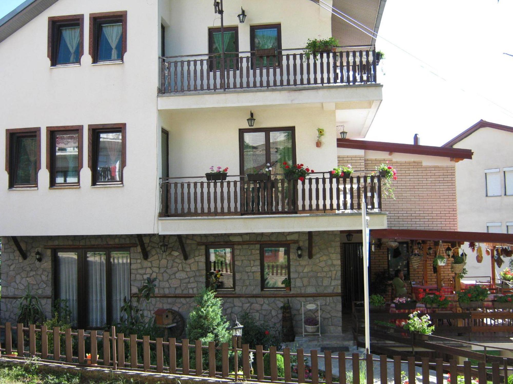 Risto'S Guest House Elshani Exterior foto
