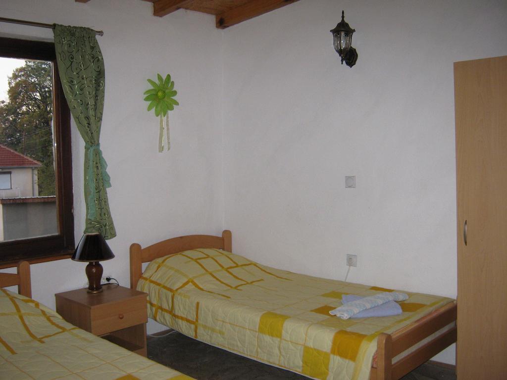 Risto'S Guest House Elshani Exterior foto