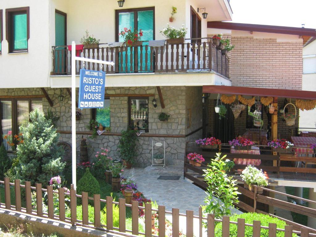 Risto'S Guest House Elshani Exterior foto