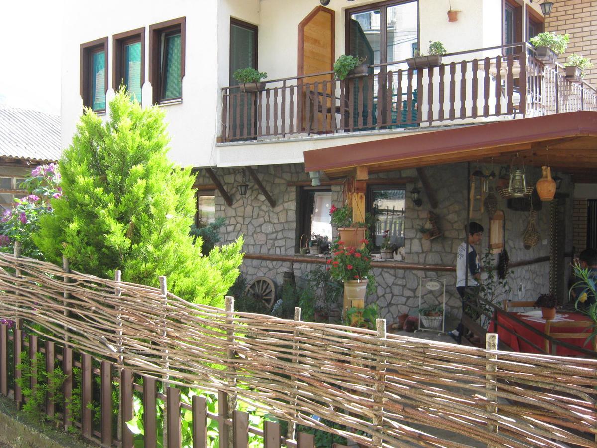Risto'S Guest House Elshani Exterior foto